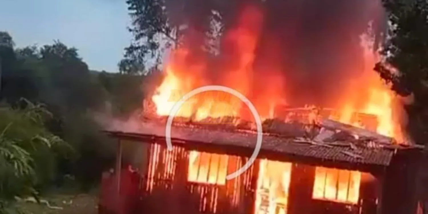 Precaria casa fue devorada por el fuego tras caída de un rayo, image size:1500x750